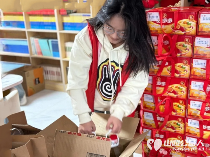 愿你成为温暖传递的39人之一石楼县青年志愿者协会募捐7700元善款购买米面油罐头火腿麻花这些物资被打包成二十份爱心礼包即将送达困境青少年的家中 - 第3张