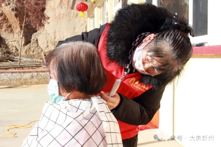 传承腊八文化品味冬日温暖----豆罗镇清泉村公益活动圆满举行大美忻州文旅志愿者服务队参加了活动 - 第8张