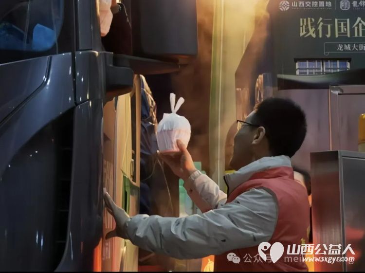 腊八浓情暖人心慰问劳动显真情----寿阳县卡卡公益志愿者协会携手谷味源腊八节深情慰问一线劳动者 - 第10张