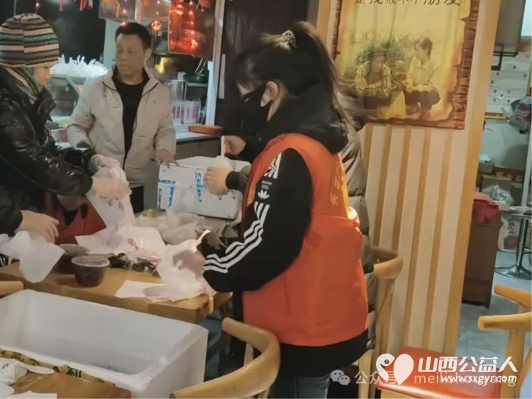 腊八浓情暖人心慰问劳动显真情----寿阳县卡卡公益志愿者协会携手谷味源腊八节深情慰问一线劳动者 - 第8张