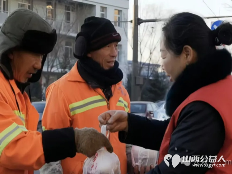 腊八浓情暖人心慰问劳动显真情----寿阳县卡卡公益志愿者协会携手谷味源腊八节深情慰问一线劳动者 - 第7张