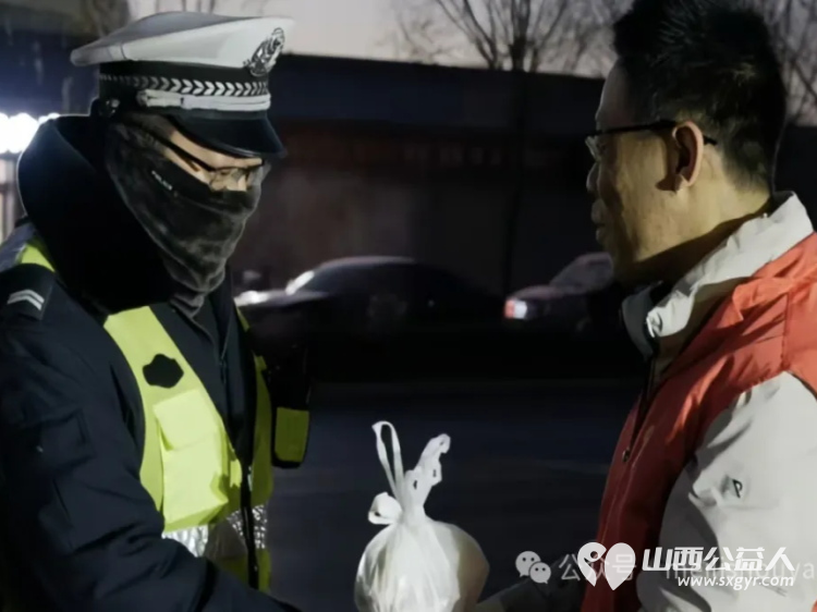 腊八浓情暖人心慰问劳动显真情----寿阳县卡卡公益志愿者协会携手谷味源腊八节深情慰问一线劳动者 - 第6张