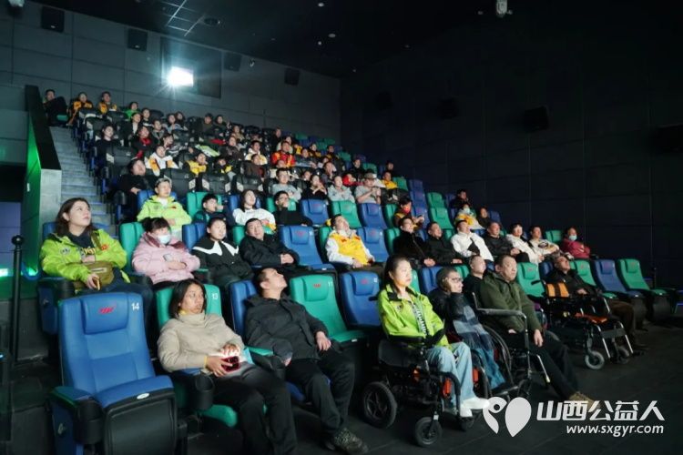 爱心同行共助“苔花”向阳开----山西省残疾人福利基金会携手多方助残观影活动为残疾朋友们送上了向阳花和杯子 - 第4张