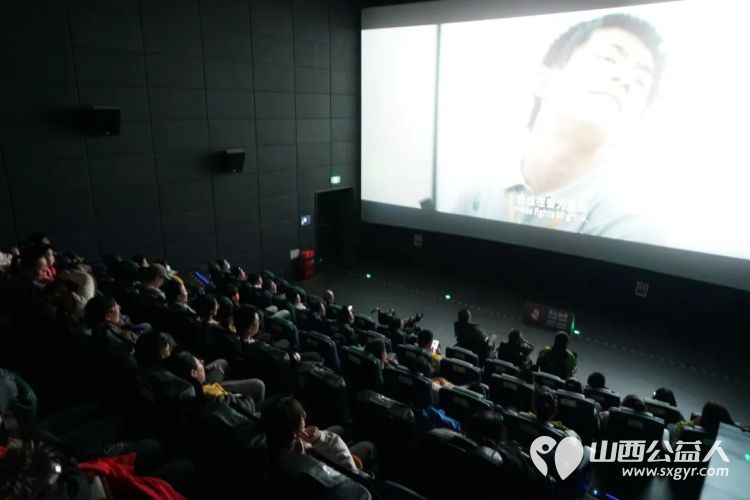 爱心同行共助“苔花”向阳开----山西省残疾人福利基金会携手多方助残观影活动为残疾朋友们送上了向阳花和杯子 - 第5张