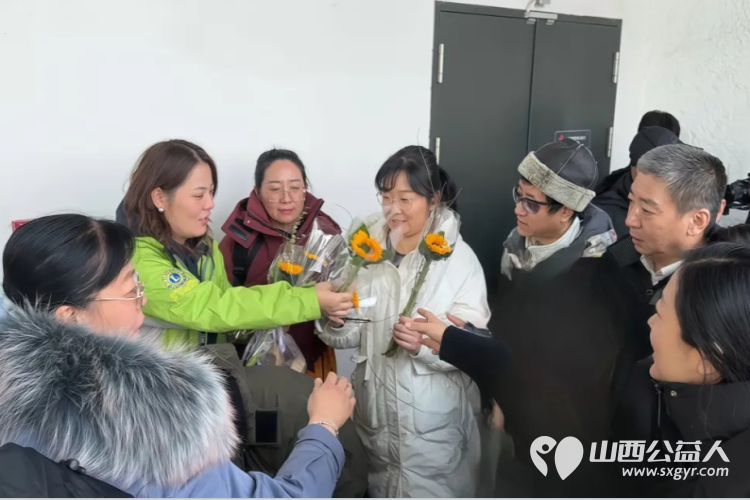 爱心同行共助“苔花”向阳开----山西省残疾人福利基金会携手多方助残观影活动为残疾朋友们送上了向阳花和杯子 - 第7张