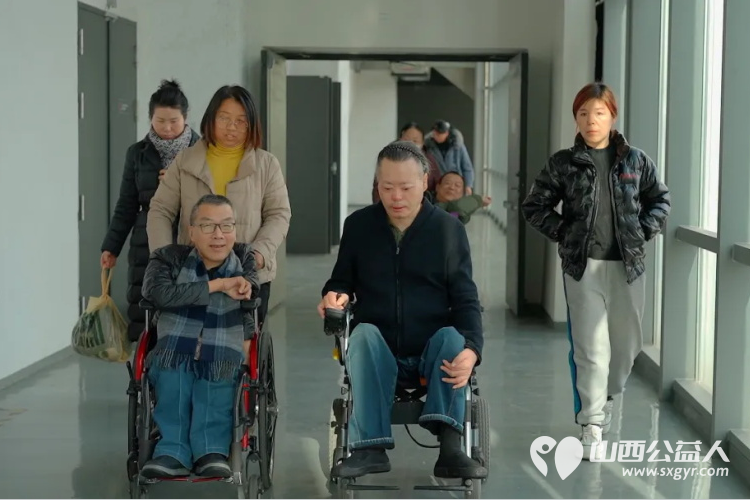 爱心同行共助“苔花”向阳开----山西省残疾人福利基金会携手多方助残观影活动为残疾朋友们送上了向阳花和杯子 - 第3张