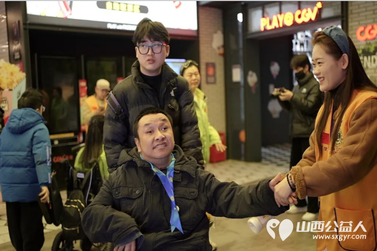 爱心同行共助“苔花”向阳开----山西省残疾人福利基金会携手多方助残观影活动为残疾朋友们送上了向阳花和杯子 - 第9张