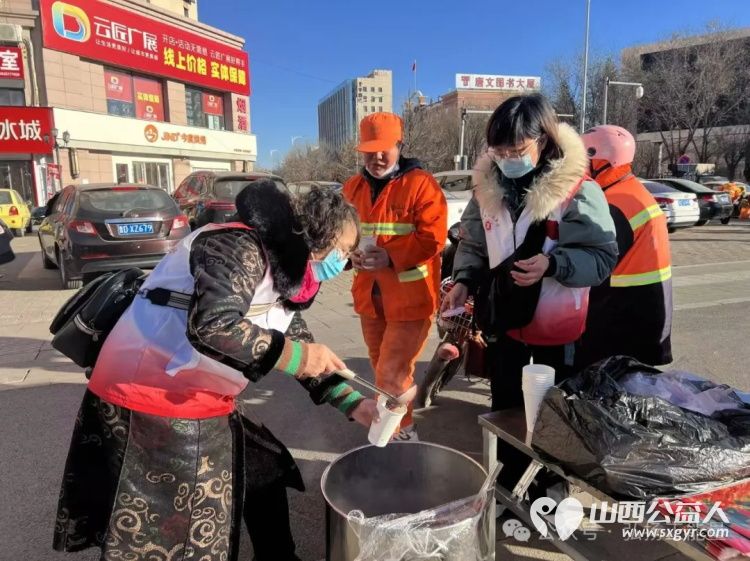 腊八送福致敬城市美容师腊八瑞祥感恩医路同行者 长治市上瑞社会工作服务中心与长治市正能量公益协会志愿者团队一队携手开展了腊八送福志愿服务活动 - 第4张