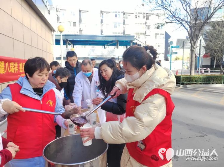 腊八送福致敬城市美容师腊八瑞祥感恩医路同行者 长治市上瑞社会工作服务中心与长治市正能量公益协会志愿者团队一队携手开展了腊八送福志愿服务活动 - 第8张