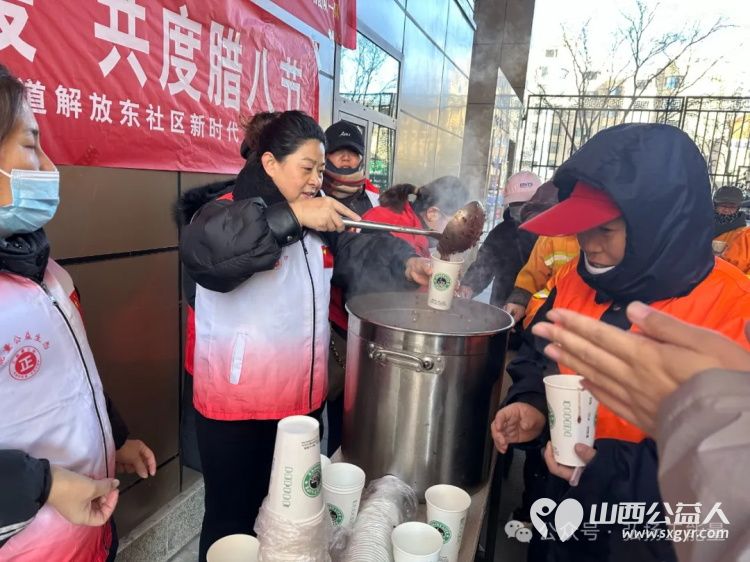 腊八送福致敬城市美容师腊八瑞祥感恩医路同行者 长治市上瑞社会工作服务中心与长治市正能量公益协会志愿者团队一队携手开展了腊八送福志愿服务活动 - 第3张