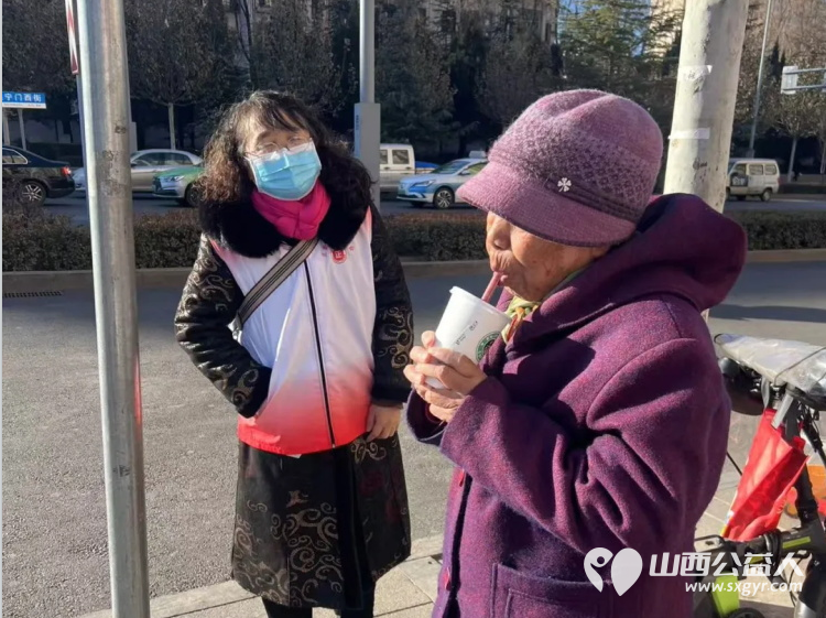 腊八送福致敬城市美容师腊八瑞祥感恩医路同行者 长治市上瑞社会工作服务中心与长治市正能量公益协会志愿者团队一队携手开展了腊八送福志愿服务活动 - 第6张