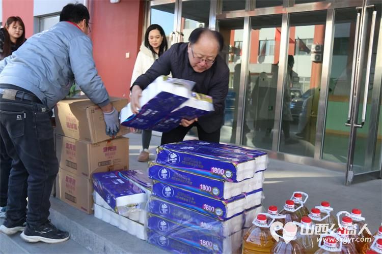 阳曲县红十字会2025年春节送温暖献爱心活动来到太原市灵星社区康复中心捐赠米面油水果卫生纸等 - 第5张 - 山西公益人 阳曲县红十字会2025年春节送温暖献爱心活动来到太原市灵星社区康复中心捐赠米面油水果卫生纸等 - 第5张