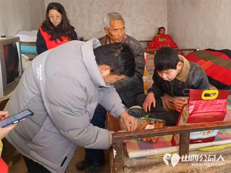 石楼县青年志愿者协会、石楼县星耀社会服务工作中心慰问穷苦孩子家庭 - 第2张