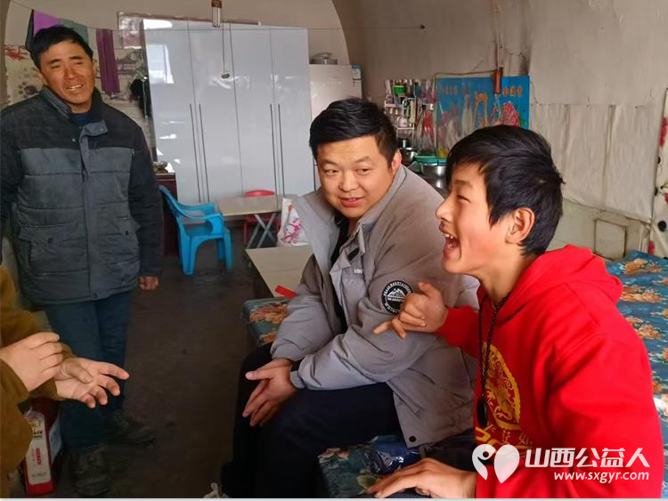 石楼县青年志愿者协会、石楼县星耀社会服务工作中心慰问穷苦孩子家庭 - 第7张