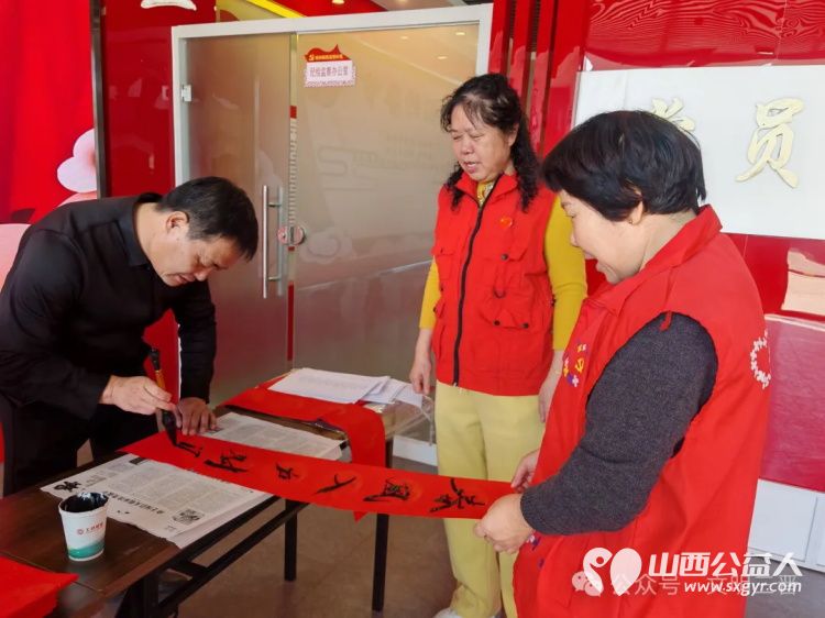 写春联翰墨迎新春献爱心春晖在行动----忻州市春晖公益活动站爱心走进怡居苑不顾辛苦现场为居民书写春联福字200余幅 - 第5张