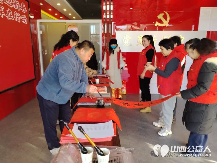 写春联翰墨迎新春献爱心春晖在行动----忻州市春晖公益活动站爱心走进怡居苑不顾辛苦现场为居民书写春联福字200余幅 - 第10张