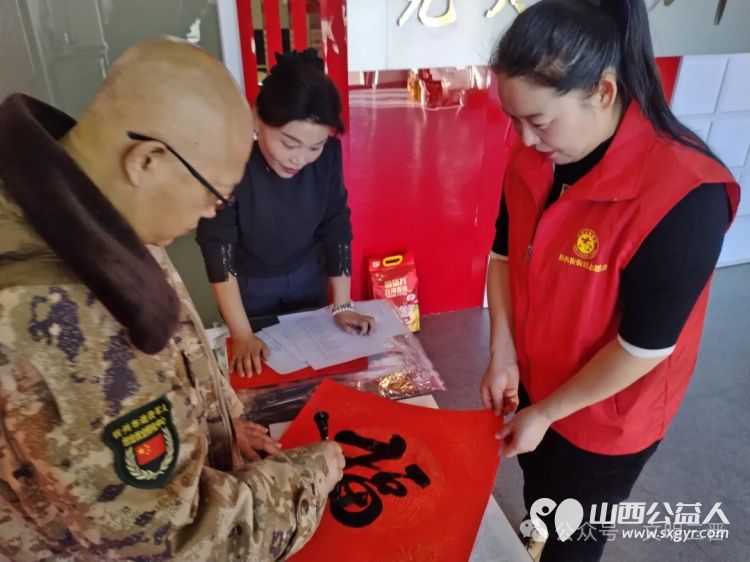 写春联翰墨迎新春献爱心春晖在行动----忻州市春晖公益活动站爱心走进怡居苑不顾辛苦现场为居民书写春联福字200余幅 - 第6张