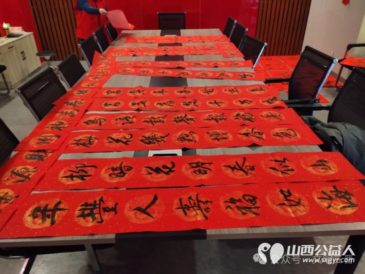 写春联翰墨迎新春献爱心春晖在行动----忻州市春晖公益活动站爱心走进怡居苑不顾辛苦现场为居民书写春联福字200余幅 - 第11张