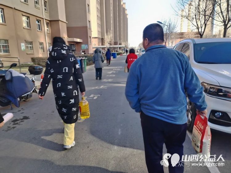 写春联翰墨迎新春献爱心春晖在行动----忻州市春晖公益活动站爱心走进怡居苑不顾辛苦现场为居民书写春联福字200余幅 - 第8张