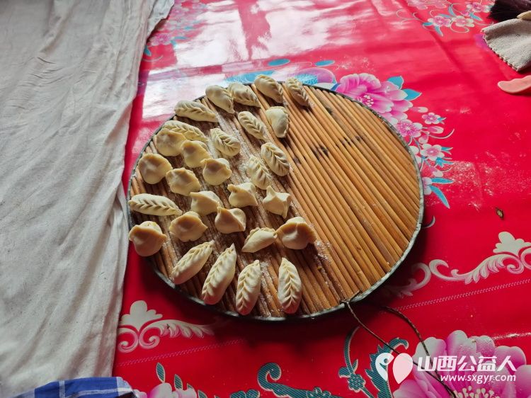 介休市敬老协会志愿者洪山镇下曹麻村入户特困老人86岁李根录家中为老人理发、打扫卫生、包饺子 - 第4张 - 山西公益人 介休市敬老协会志愿者洪山镇下曹麻村入户特困老人86岁李根录家中为老人理发、打扫卫生、包饺子 - 第4张