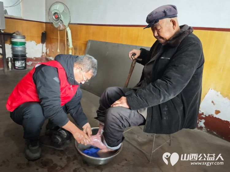 介休市敬老协会志愿者走入洪山镇上曹麻村入户特困老人86岁胡有宁家中为老人理发包饺子吃 - 第5张 - 山西公益人 介休市敬老协会志愿者走入洪山镇上曹麻村入户特困老人86岁胡有宁家中为老人理发包饺子吃 - 第5张