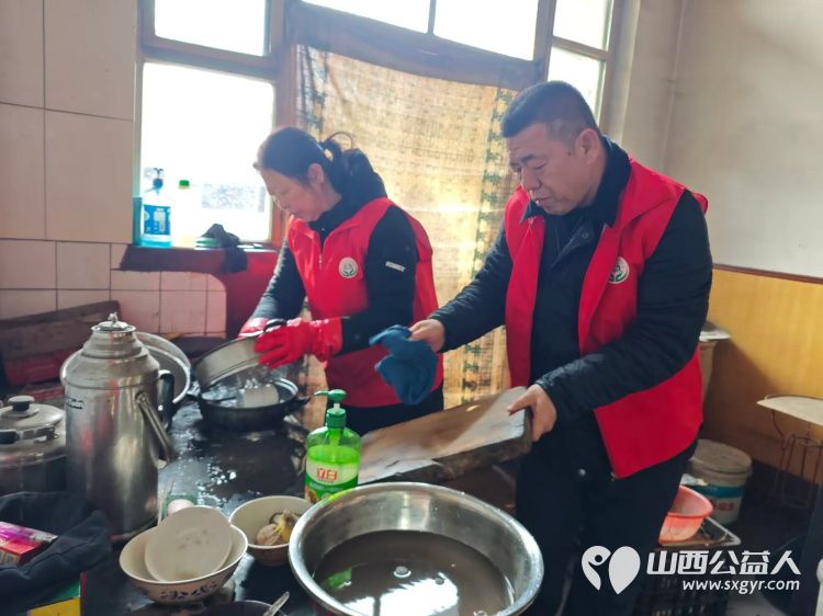 介休市敬老协会志愿者走入洪山镇上曹麻村入户特困老人86岁胡有宁家中为老人理发包饺子吃 - 第9张 - 山西公益人 介休市敬老协会志愿者走入洪山镇上曹麻村入户特困老人86岁胡有宁家中为老人理发包饺子吃 - 第9张