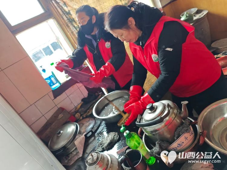 介休市敬老协会志愿者走入洪山镇上曹麻村入户特困老人86岁胡有宁家中为老人理发包饺子吃 - 第10张 - 山西公益人 介休市敬老协会志愿者走入洪山镇上曹麻村入户特困老人86岁胡有宁家中为老人理发包饺子吃 - 第10张