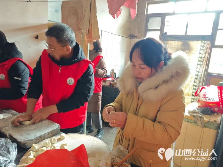介休市敬老协会志愿者走入洪山镇上曹麻村入户特困老人86岁胡有宁家中为老人理发包饺子吃 - 第8张 - 山西公益人 介休市敬老协会志愿者走入洪山镇上曹麻村入户特困老人86岁胡有宁家中为老人理发包饺子吃 - 第8张