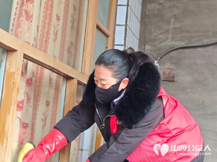 介休市敬老协会志愿者走入洪山镇上曹麻村入户特困老人86岁胡有宁家中为老人理发包饺子吃 - 第12张 - 山西公益人 介休市敬老协会志愿者走入洪山镇上曹麻村入户特困老人86岁胡有宁家中为老人理发包饺子吃 - 第12张