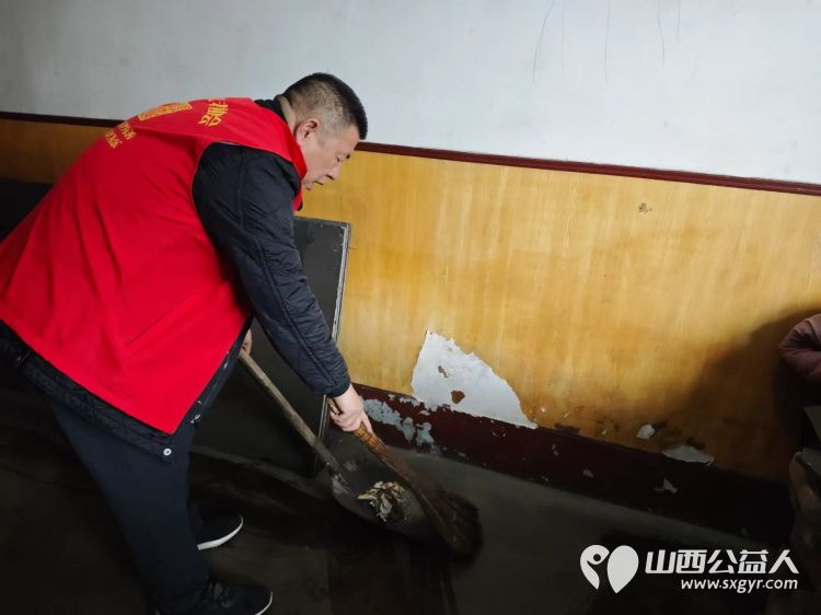 介休市敬老协会志愿者走入洪山镇上曹麻村入户特困老人86岁胡有宁家中为老人理发包饺子吃 - 第11张 - 山西公益人 介休市敬老协会志愿者走入洪山镇上曹麻村入户特困老人86岁胡有宁家中为老人理发包饺子吃 - 第11张