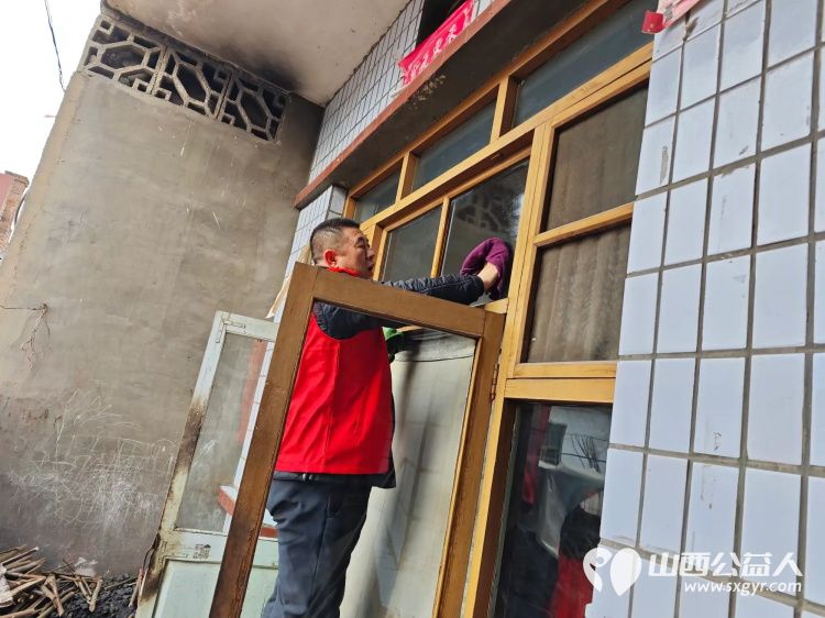 介休市敬老协会志愿者走入洪山镇上曹麻村入户特困老人86岁胡有宁家中为老人理发包饺子吃 - 第6张 - 山西公益人 介休市敬老协会志愿者走入洪山镇上曹麻村入户特困老人86岁胡有宁家中为老人理发包饺子吃 - 第6张