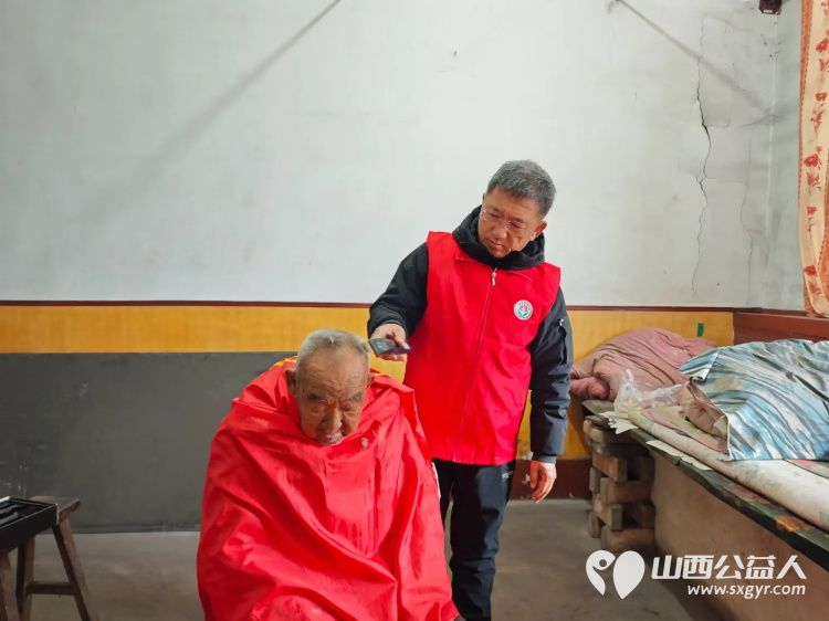 介休市敬老协会志愿者走入洪山镇上曹麻村入户特困老人86岁胡有宁家中为老人理发包饺子吃 - 第2张 - 山西公益人 介休市敬老协会志愿者走入洪山镇上曹麻村入户特困老人86岁胡有宁家中为老人理发包饺子吃 - 第2张