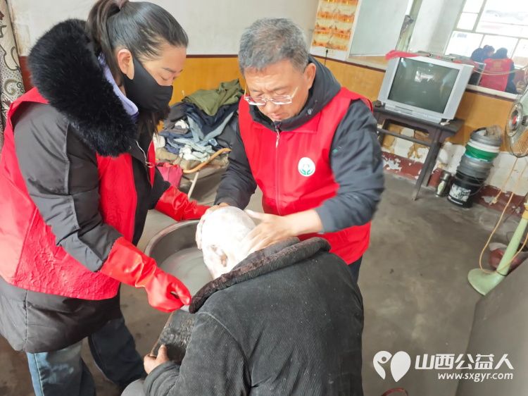 介休市敬老协会志愿者走入洪山镇上曹麻村入户特困老人86岁胡有宁家中为老人理发包饺子吃 - 第3张 - 山西公益人 介休市敬老协会志愿者走入洪山镇上曹麻村入户特困老人86岁胡有宁家中为老人理发包饺子吃 - 第3张