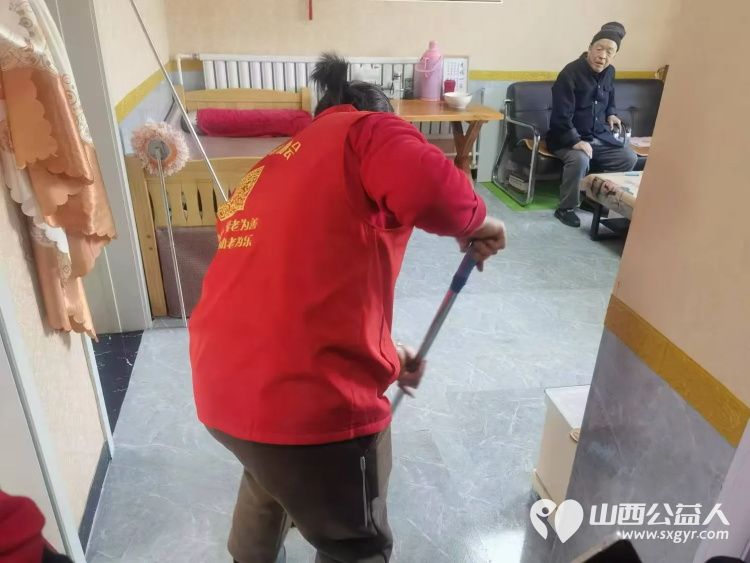 介休市敬老协会志愿者走入张兰镇南窑头村88岁王丰玉老人家中为老人理发打扫卫生包饺子 - 第17张 - 山西公益人 介休市敬老协会志愿者走入张兰镇南窑头村88岁王丰玉老人家中为老人理发打扫卫生包饺子 - 第17张