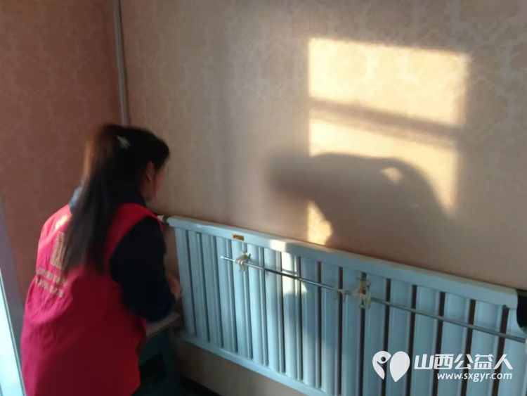 介休市敬老协会志愿者走入张兰镇南窑头村88岁王丰玉老人家中为老人理发打扫卫生包饺子 - 第9张 - 山西公益人 介休市敬老协会志愿者走入张兰镇南窑头村88岁王丰玉老人家中为老人理发打扫卫生包饺子 - 第9张