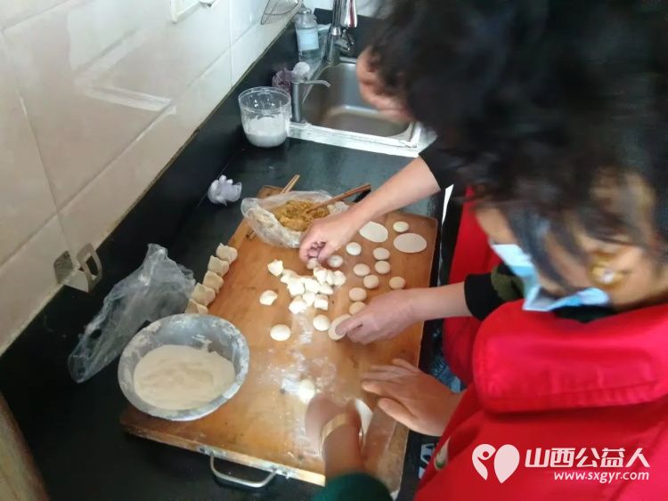 介休市敬老协会志愿者走入张兰镇南窑头村88岁王丰玉老人家中为老人理发打扫卫生包饺子 - 第8张 - 山西公益人 介休市敬老协会志愿者走入张兰镇南窑头村88岁王丰玉老人家中为老人理发打扫卫生包饺子 - 第8张