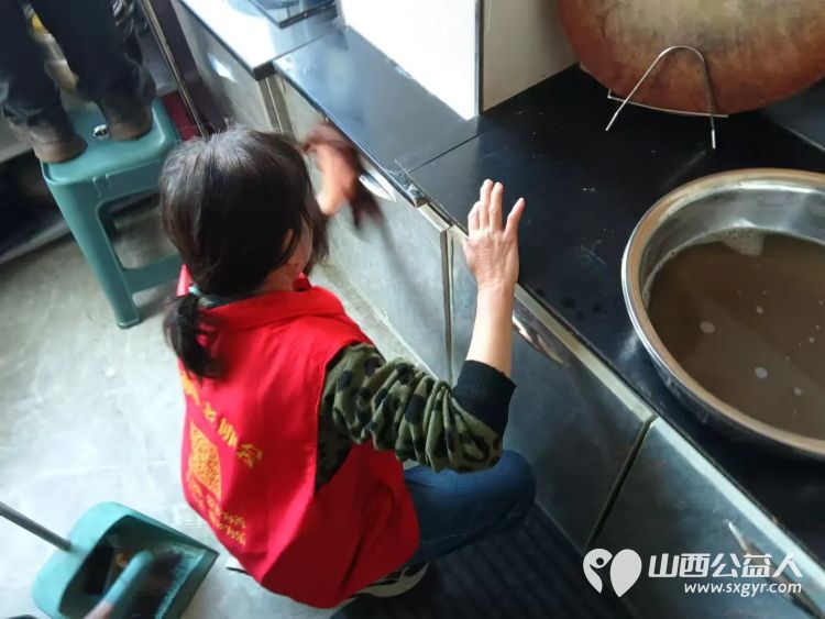 介休市敬老协会志愿者走入张兰镇南窑头村88岁王丰玉老人家中为老人理发打扫卫生包饺子 - 第11张 - 山西公益人 介休市敬老协会志愿者走入张兰镇南窑头村88岁王丰玉老人家中为老人理发打扫卫生包饺子 - 第11张