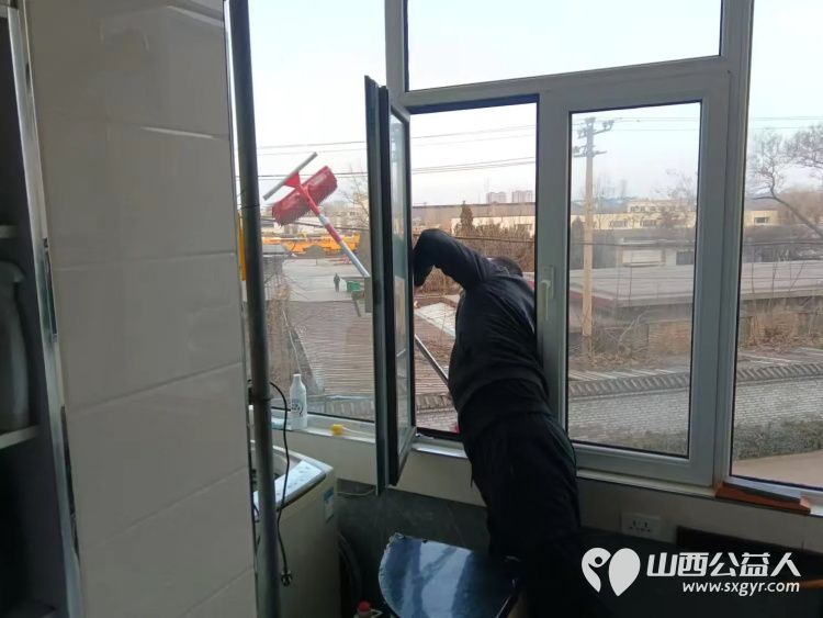 介休市敬老协会志愿者走入张兰镇南窑头村88岁王丰玉老人家中为老人理发打扫卫生包饺子 - 第15张 - 山西公益人 介休市敬老协会志愿者走入张兰镇南窑头村88岁王丰玉老人家中为老人理发打扫卫生包饺子 - 第15张