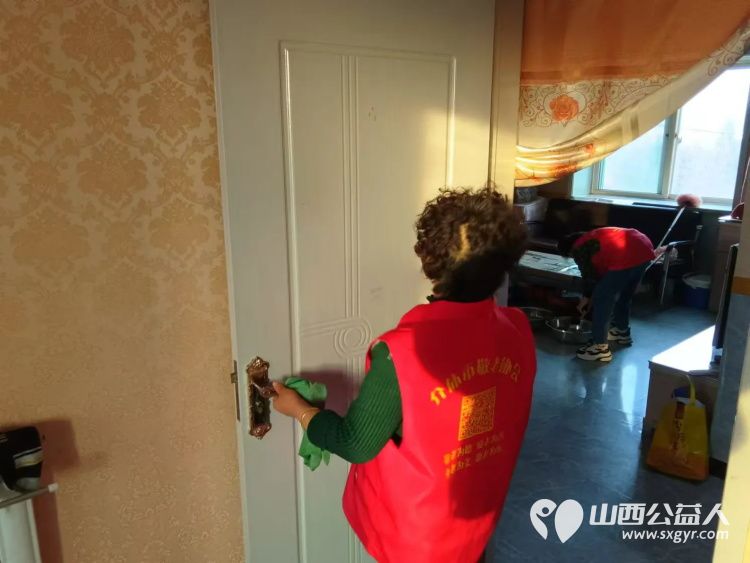 介休市敬老协会志愿者走入张兰镇南窑头村88岁王丰玉老人家中为老人理发打扫卫生包饺子 - 第12张 - 山西公益人 介休市敬老协会志愿者走入张兰镇南窑头村88岁王丰玉老人家中为老人理发打扫卫生包饺子 - 第12张