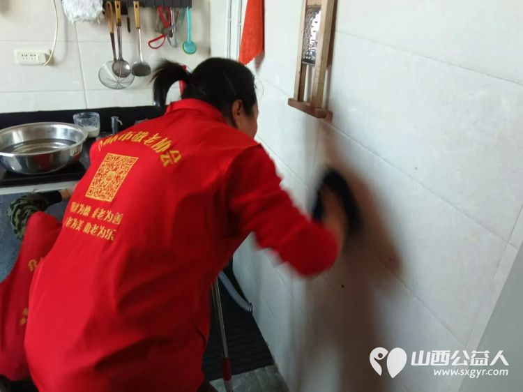 介休市敬老协会志愿者走入张兰镇南窑头村88岁王丰玉老人家中为老人理发打扫卫生包饺子 - 第3张 - 山西公益人 介休市敬老协会志愿者走入张兰镇南窑头村88岁王丰玉老人家中为老人理发打扫卫生包饺子 - 第3张