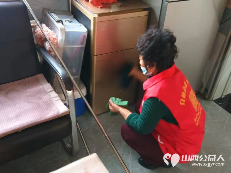 介休市敬老协会志愿者走入张兰镇南窑头村88岁王丰玉老人家中为老人理发打扫卫生包饺子 - 第10张 - 山西公益人 介休市敬老协会志愿者走入张兰镇南窑头村88岁王丰玉老人家中为老人理发打扫卫生包饺子 - 第10张