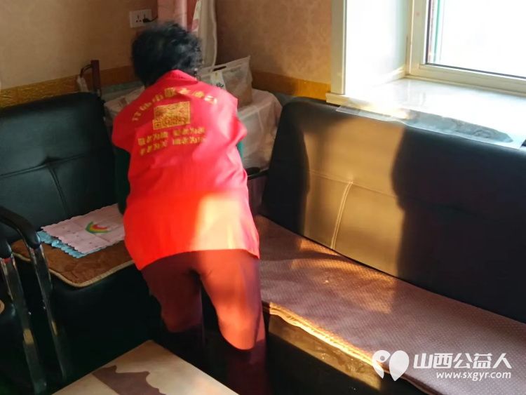 介休市敬老协会志愿者走入张兰镇南窑头村88岁王丰玉老人家中为老人理发打扫卫生包饺子 - 第6张 - 山西公益人 介休市敬老协会志愿者走入张兰镇南窑头村88岁王丰玉老人家中为老人理发打扫卫生包饺子 - 第6张