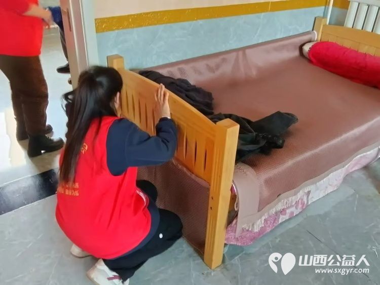 介休市敬老协会志愿者走入张兰镇南窑头村88岁王丰玉老人家中为老人理发打扫卫生包饺子 - 第5张 - 山西公益人 介休市敬老协会志愿者走入张兰镇南窑头村88岁王丰玉老人家中为老人理发打扫卫生包饺子 - 第5张