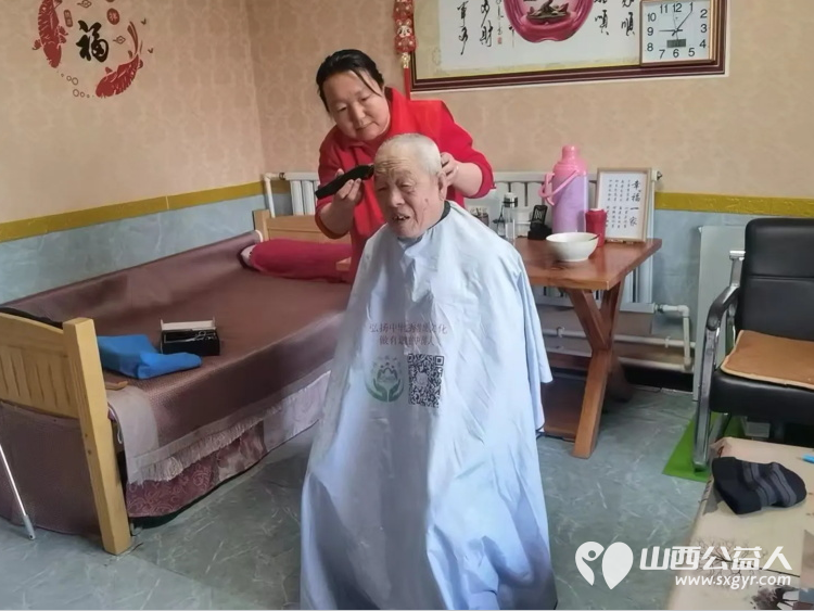 介休市敬老协会志愿者走入张兰镇南窑头村88岁王丰玉老人家中为老人理发打扫卫生包饺子 - 第2张 - 山西公益人 介休市敬老协会志愿者走入张兰镇南窑头村88岁王丰玉老人家中为老人理发打扫卫生包饺子 - 第2张