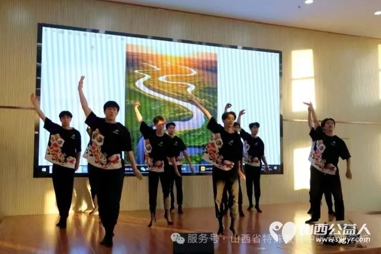 山西省特殊教育中等专业学校举办2025年元旦联欢会山西大学音乐学院同学共同登台表演 - 第4张 - 山西公益人 山西省特殊教育中等专业学校举办2025年元旦联欢会山西大学音乐学院同学共同登台表演 - 第4张