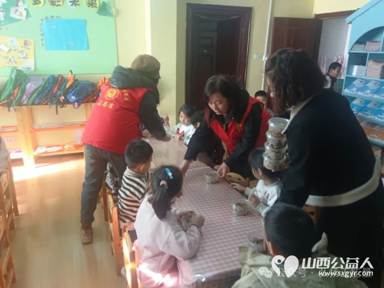 正能量公益山西五台县西米社区志愿服务队开展腊八传情幸福粥到关爱活动为辖区老人环卫工人外卖小哥及幼儿园小朋友们送上冬日温暖 - 第3张 - 山西公益人 正能量公益山西五台县西米社区志愿服务队开展腊八传情幸福粥到关爱活动为辖区老人环卫工人外卖小哥及幼儿园小朋友们送上冬日温暖 - 第3张