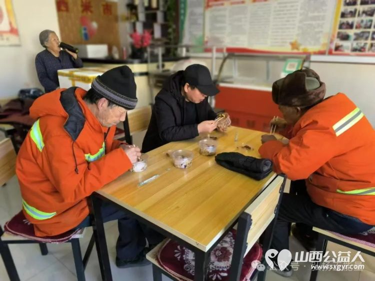 正能量公益山西五台县西米社区志愿服务队开展腊八传情幸福粥到关爱活动为辖区老人环卫工人外卖小哥及幼儿园小朋友们送上冬日温暖 - 第2张 - 山西公益人 正能量公益山西五台县西米社区志愿服务队开展腊八传情幸福粥到关爱活动为辖区老人环卫工人外卖小哥及幼儿园小朋友们送上冬日温暖 - 第2张
