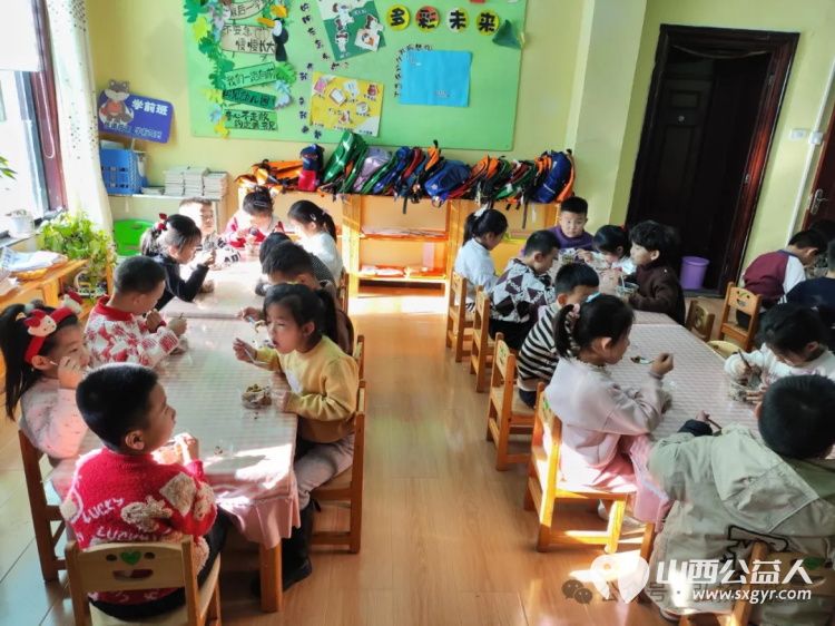 正能量公益山西五台县西米社区志愿服务队开展腊八传情幸福粥到关爱活动为辖区老人环卫工人外卖小哥及幼儿园小朋友们送上冬日温暖 - 第8张 - 山西公益人 正能量公益山西五台县西米社区志愿服务队开展腊八传情幸福粥到关爱活动为辖区老人环卫工人外卖小哥及幼儿园小朋友们送上冬日温暖 - 第8张