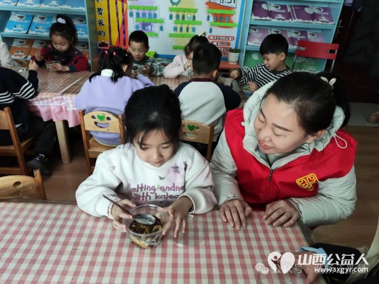 正能量公益山西五台县西米社区志愿服务队开展腊八传情幸福粥到关爱活动为辖区老人环卫工人外卖小哥及幼儿园小朋友们送上冬日温暖 - 第9张 - 山西公益人 正能量公益山西五台县西米社区志愿服务队开展腊八传情幸福粥到关爱活动为辖区老人环卫工人外卖小哥及幼儿园小朋友们送上冬日温暖 - 第9张