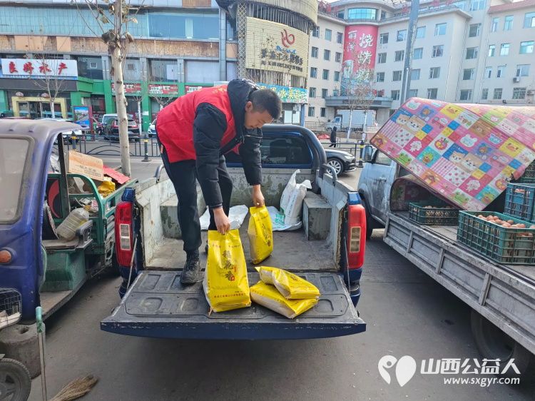 新春慰问送温暖情系低保老人(纪实一)介休市敬老协会新春访贫慰问活动向全市346位低保老人每人赠送20斤精粉10斤大米 - 第1张 - 山西公益人 新春慰问送温暖情系低保老人(纪实一)介休市敬老协会新春访贫慰问活动向全市346位低保老人每人赠送20斤精粉10斤大米 - 第1张